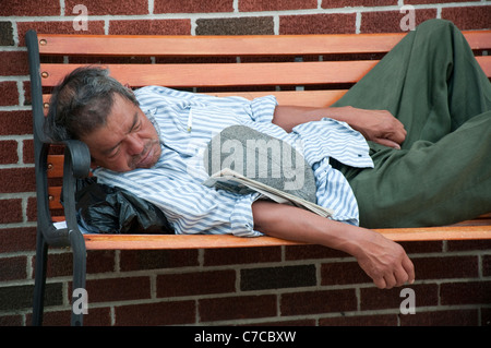 Ein Mann schlief auf einer Bank in Baltimore Maryland USA Stockfoto