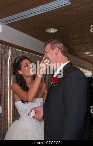 Bräutigam beim Hochzeitsempfang in den USA vertikal hochauflösende Hochzeiten Stockfoto