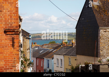 Überqueren Sie im Mai die Straße in Padstow mit Blick auf Rock in der Ferne in Padstow, Cornwall, Großbritannien Stockfoto