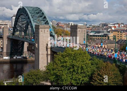 Läufer in der 2011 Bupa Great North Run kommen über den Tyne Bridge in Newcastle, anzeigen seitlich Gateshead, Tyne and Wear Stockfoto