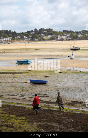 Bei Ebbe in Padstow graben zwei Männer im Mai in River Camel, Padstow, Cornwall, Großbritannien, nach Ködern Stockfoto