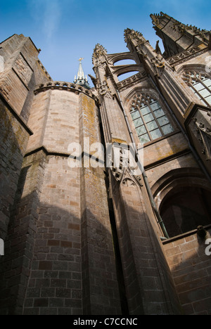 Gotische Türme, Türme, Rundbogenfenster und Strebepfeiler im Kloster Mont Saint Michel Stockfoto