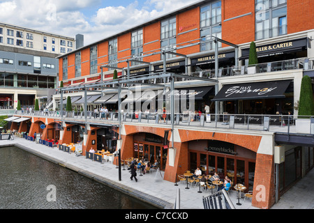 Canalside Bars und Restaurants am The Mailbox shopping und Freizeit-Center, Birmingham, West Midlands, England, UK Stockfoto