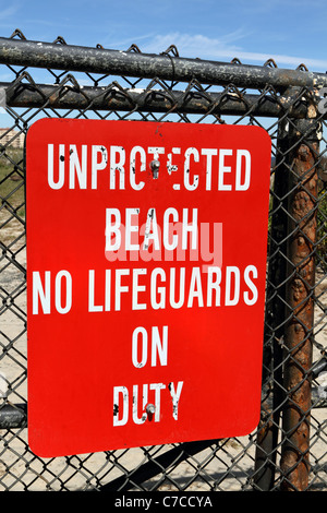 Ein Warnsignal zeigt keine Rettungsschwimmer im Einsatz an einem am Meer gelegene Abschnitt des Monmouth County Park, Long Branch, New Jersey, USA Stockfoto