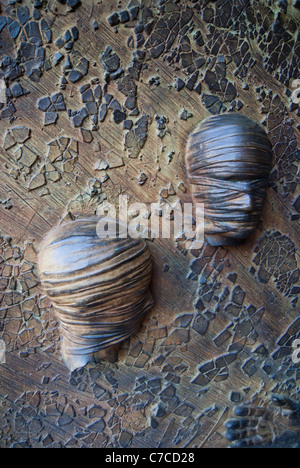 Detail geformt Bronzerelief der bandagierten Köpfe auf Bronzetüren Diokletian Badehaus Stockfoto