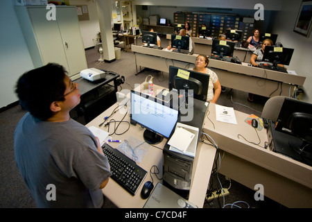 Hispanics aller Altersgruppen besuchen eine grundlegende Computer-Fähigkeiten-Klasse in einer öffentlichen Bibliothek in Santa Ana, CA. Stockfoto