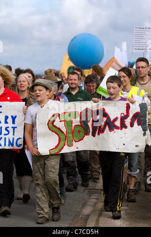 Camp Frack Protest Lager & Marsch gegen hydraulische Wasser Fracturing & Shale-Gas-Produktion bei Becconsall, Banken, Southport. Stockfoto