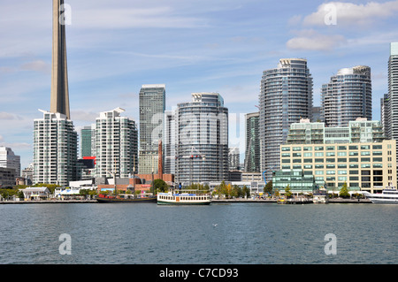 Toronto-Ansicht der Harbourfront, Hochhaus Eigentumswohnungen, Boote Stockfoto