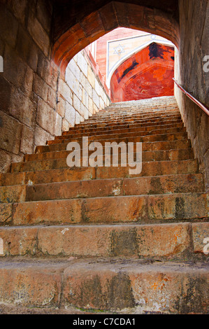 Humayun Grab Tunnel Bögen mit Treppe. Indien, Delhi, Uttar Pradesh. Mogul-Architektur von 1565-72 A.D. Stockfoto