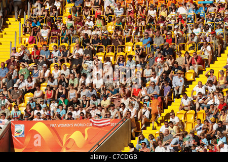 Die Zuschauer sehen ein Fußball-Spiel der FIFA Frauen-Weltmeisterschaft zwischen den USA und Nordkorea in Dresden. Stockfoto
