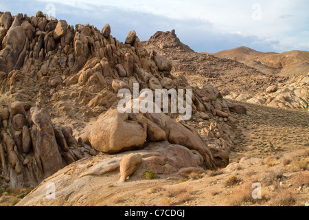 Die remote, zerklüfteten Landschaft des trockenen Alabama Hills in der Nähe von Lone Pine, Kalifornien, USA Stockfoto