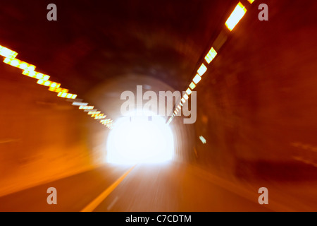 verschwommen Bewegung Tunnel wie betrunken Metapher mit Licht zu fahren, am Ende Stockfoto