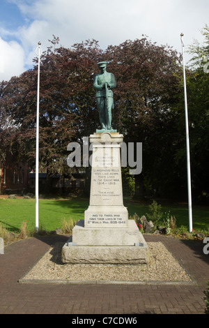 Der Weltkrieg eins und zwei Kriegerdenkmal in Llandrindod Wells, Powys, Wales. Stockfoto