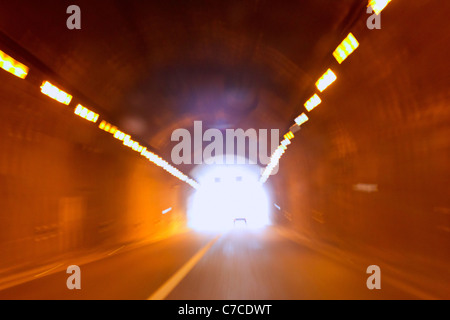 verschwommen Bewegung Tunnel wie betrunken Metapher mit Licht zu fahren, am Ende Stockfoto