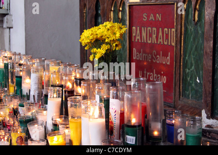 Devotionalien Kerzen zu Saint Pancras an einer Kirche in Panama City, Panama. Stockfoto