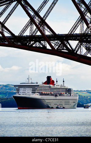 Kreuzfahrtschiff vor Anker aus St Peter Port Harbour, MV Ventura