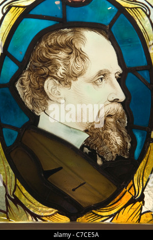 Charles Dickens Porträt, ein Buntglasfenster im Charles Dickens Museum 48 Doughty Street London UK. HOMER SYKES Stockfoto