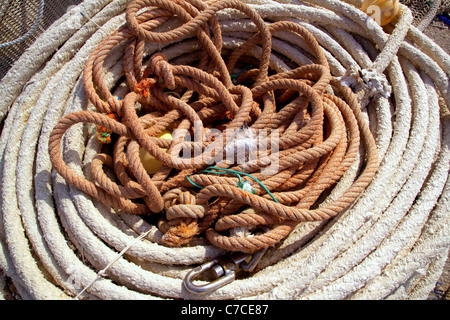 Im Alter von Seilen von Angelgerät Zeug im Mittelmeerhafen Stockfoto