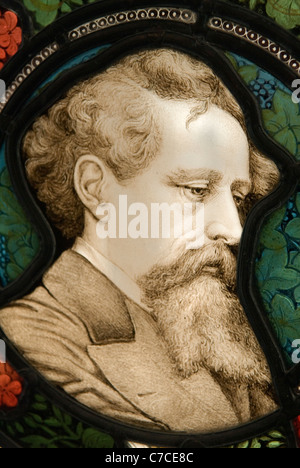Charles Dickens porträtiert ein Buntglasfenster im Charles Dickens Museum 48 Doughty Street London UK. HOMER SYKES Stockfoto