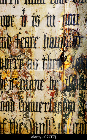 Binham Priory, Norfolk. Lettner, gemalt von Heiligen, St. Roche und St. Mary Magdalen, überdruckt mit Text von Cranmer Bibel Stockfoto