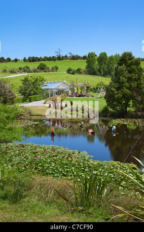 Der Ziegel Bay Weingut, Gärten, See und Skulptur Spur. Warkworth. Weinbauregion in North Island, Neuseeland. Stockfoto