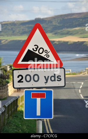 Verkehrszeichen Achtung von 30 Prozent nach unten Gradienten auf steilen Hügel, Robin Hoods Bay, North Yorkshire, England, UK Stockfoto