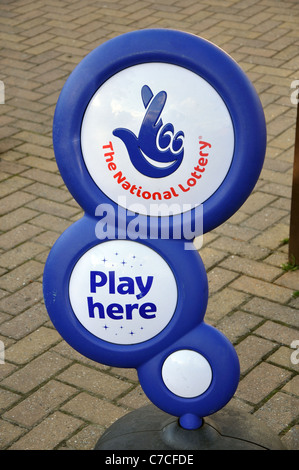 Die National Lottery, spielen hier Schilder, Robin Hoods Bay, North Yorkshire, England, UK Stockfoto