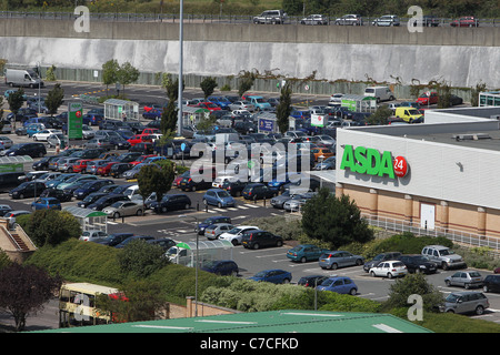 Gesamtansicht einer ASDA Parkplatz und Superstore in Hollingbury, Brighton, East Sussex, UK. Stockfoto