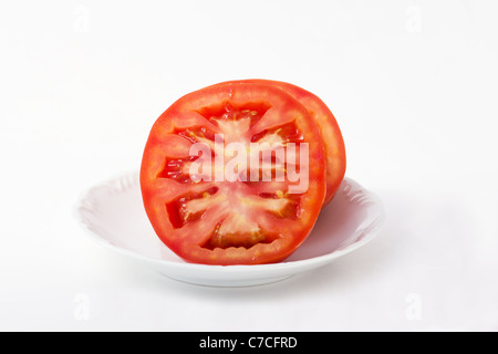 Nahaufnahme von Beefsteak Tomate auf weißem Hintergrund Stockfoto