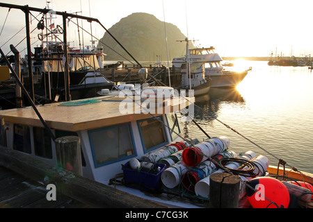 Sonnenuntergang am Morro Bay, Kalifornien (Morro Rock im Hintergrund) Stockfoto