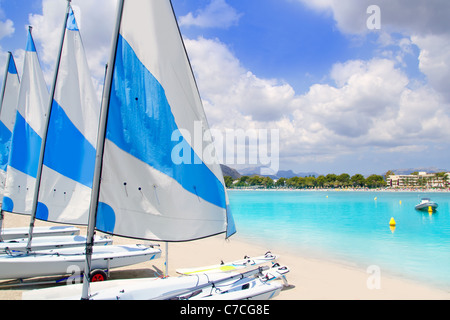 Strand von Puerto de Alcudia auf Mallorca mit kleinen Segelbooten und weißem Sand auf Mallorca Stockfoto