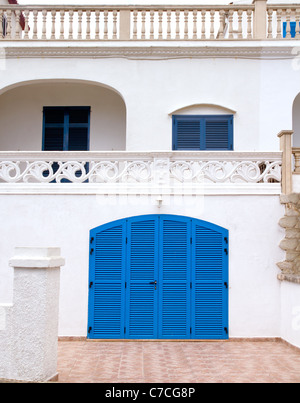 Fassade des mediterranen Hauses am Alcudia Strand von Mallorca Balearen Stockfoto