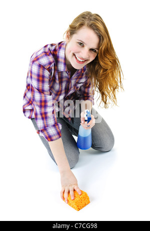 Lächelnde junge Frau Bodenreinigung mit Reinigungsmittel isoliert auf weiss Stockfoto