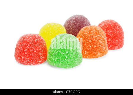 Bunte weiche Gelee-Bonbons auf weißem Hintergrund angeordnet Stockfoto