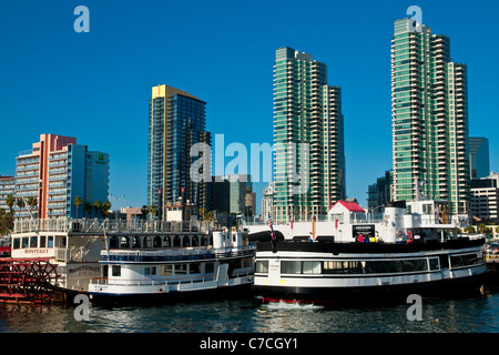 Ausflug Geschäfte angedockt entlang der Uferpromenade in der Innenstadt von San Diego, CA Stockfoto