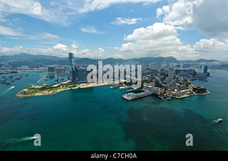 Blick auf West Kowloon, International Commerce Centre (ICC) und Tsim Sha Tsui vom Dach des IFC 2, im Zentrum von Hongkong. Stockfoto