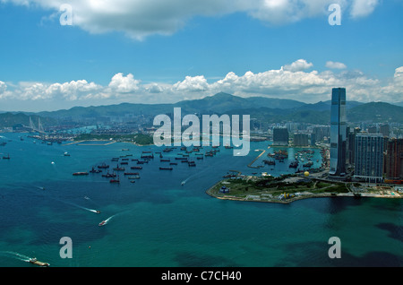 Blick auf West Kowloon und die International Commerce Centre (ICC), einschließlich der Hafenbereich und Stonecutters Bridge. Stockfoto