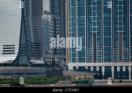 Detail der Unterseite des International Commerce Centre (ICC) und die Hafenpromenade Wohnanlage. Stockfoto