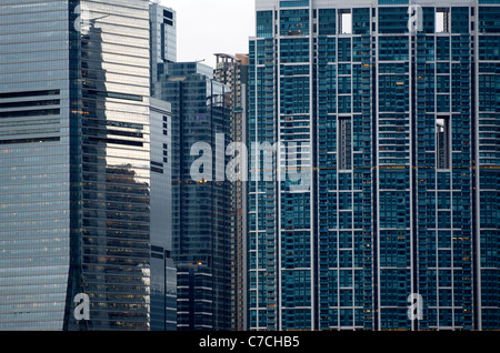 Detail der Unterseite des International Commerce Centre (ICC) und die Hafenpromenade Wohnanlage. Stockfoto