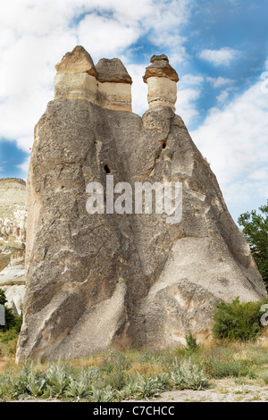 Trio Gruppe Kalkstein Feenkamine, Wildnis, blauer Himmel, Wolken, vulkanischer Lava Aktivität, Wüste Plantage, Porträt, vertikal Stockfoto