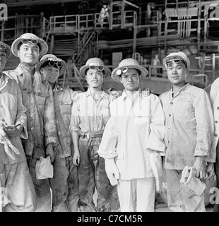 China, 1950er Jahre.  Wir sind stolz, dass chinesische Fabrikarbeiter außerhalb ihrer Fabrik in diesem historischen Bild von J Allan Cash darstellen. Stockfoto