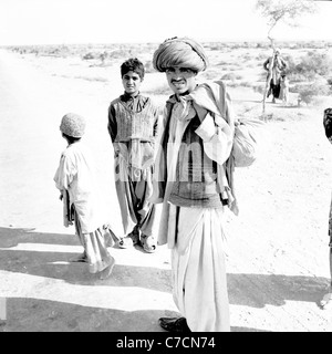 Stammesangehörige mit Familie in Dhadar, in der Nähe der Bolan-Pass, Pakistan, in den 1950er Jahren von J. Allan Cash genommen. Stockfoto