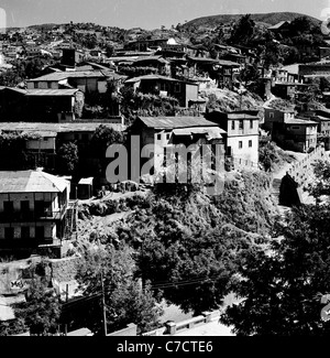 In diesem historischen Bild aus Chile in den 1950er Jahren von J. Allan Cash genommen haben wir eine allgemeine Ansicht der Häuser am Hang. Stockfoto