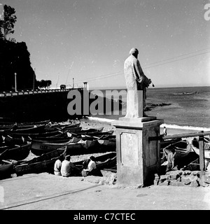 Eine Statue liegt direkt am Meer in einem Fischerdorf, in diesem historischen Bild aus Chile in den 1950er Jahren von J. Allan Cash genommen. Stockfoto