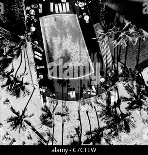 Draufsicht auf einen Außenpool auf Hawaii, in diesem historischen Bild in den 1950er Jahren von J. Allan Cash. Stockfoto