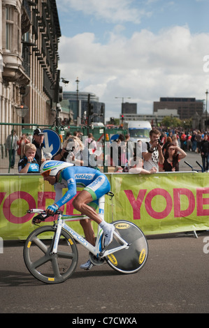 Die Tour von Großbritannien 2011 Etappe 8 Zeitfahren im Zentrum von London, betritt NetApp Fahrer Whitehall vom Parliament Square mit Geschwindigkeit Stockfoto