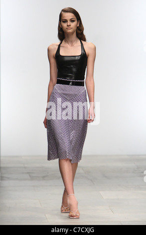 Marios Schwab Start-und Landebahn SS 2012 während der London Fashion Week im Somerset House in London am 18. September 2011. Stockfoto