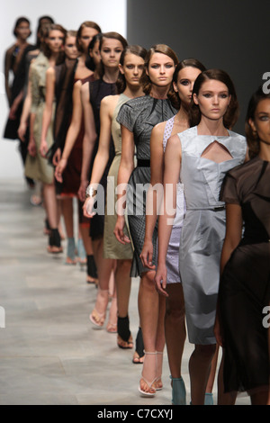 Marios Schwab Start-und Landebahn SS 2012 während der London Fashion Week im Somerset House in London am 18. September 2011. Stockfoto