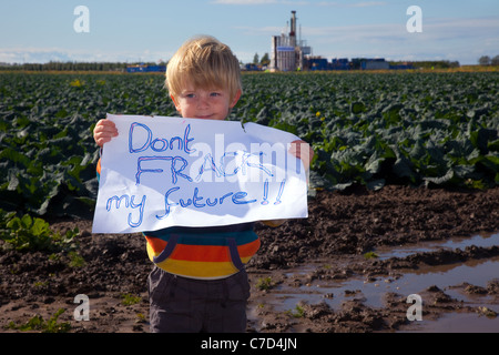 Junge mit' Nicht Frack meine Zukunft Zeichen' im Camp Frack Protest Encampment & März gegen Hydraulische Wasser Fracturing & Schiefer-gas Produktion bei Becconsall, Banken, Southport, Europa, EU Stockfoto