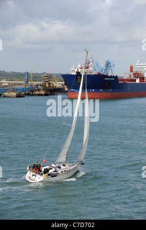 Segeln auf Southampton Wasser UKSA Freiheit festgemacht vorbei der Bulk-Tanker Navion Ozeanien an Fawley Marine Terminal England UK Stockfoto